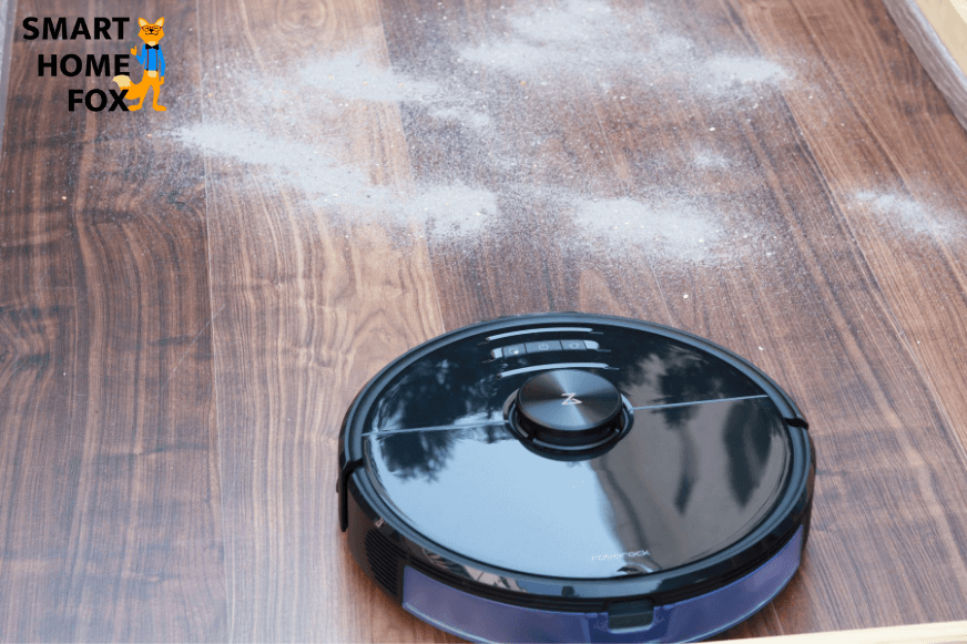 Roborock S6 MaxV во время всасывания песка с ламината